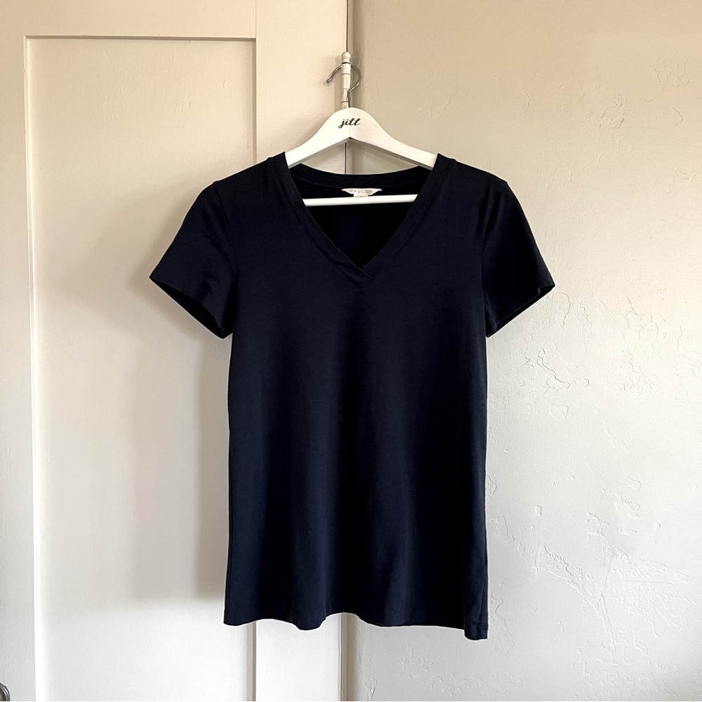 🤍 euc | Caslon | stretch cotton blend vneck tee